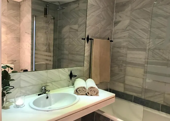 Large And Elegant In Puerto Banus With Pools And Paddle Lejlighed